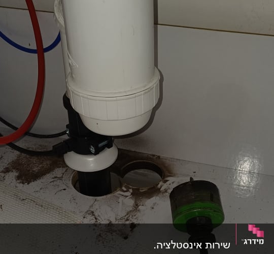 התקנת מערכת מים תת כיורית וחיבור צנרת מתחת לכיור